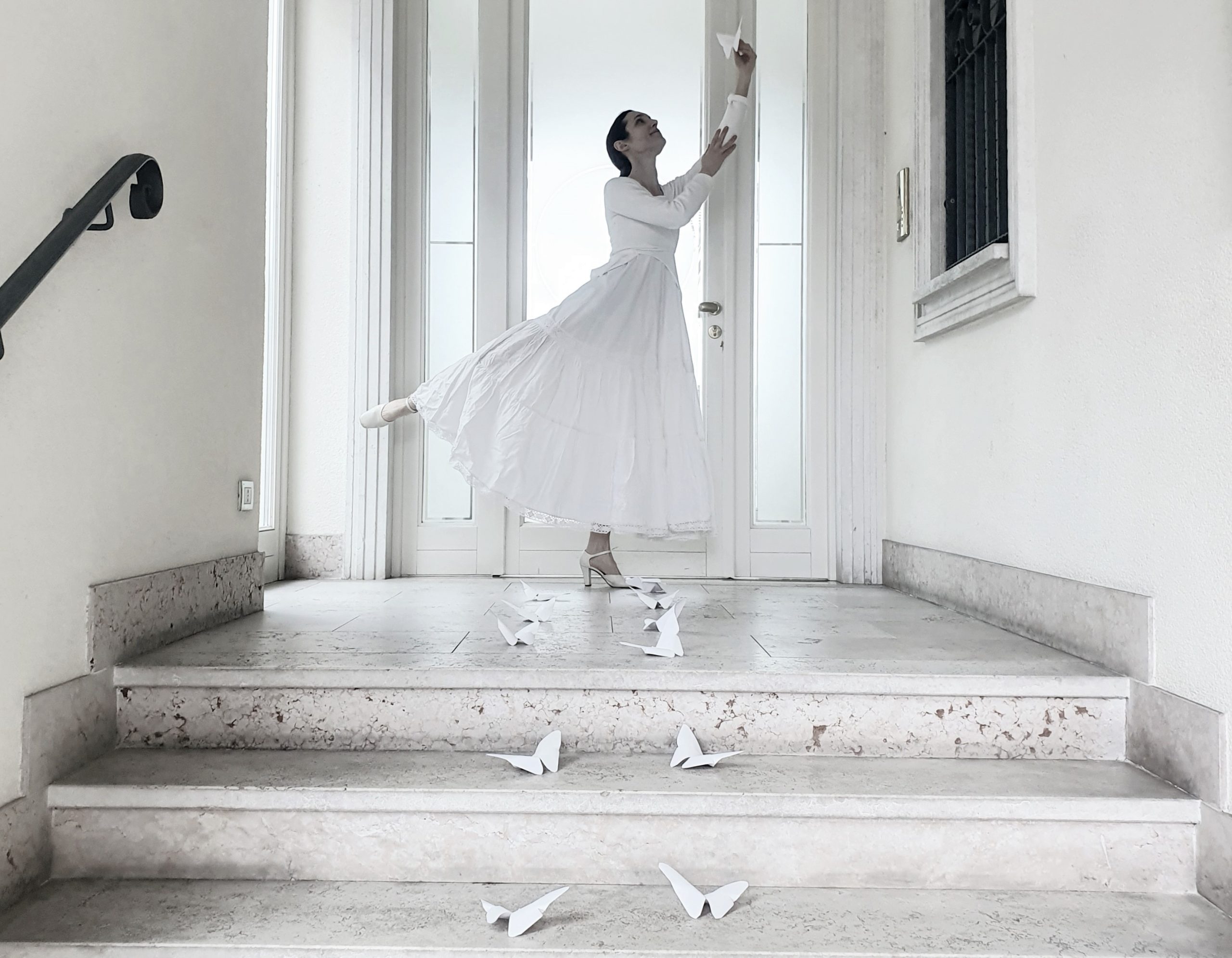 Maria Noemi Regalia danza con le farfalle di carta per il progetto Origami Volo di Farfalla