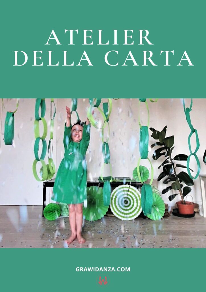Bambina che gioca felice lanciando coriandoli nell'Atelier della Carta tra decorazioni verdi d'infanzia